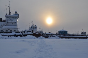 東シベリア・サハ共和国の奥地にて。凍った川と弱々しい太陽